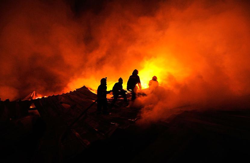 乌鲁木齐疫情下的火灾挑战，团结与坚韧的见证