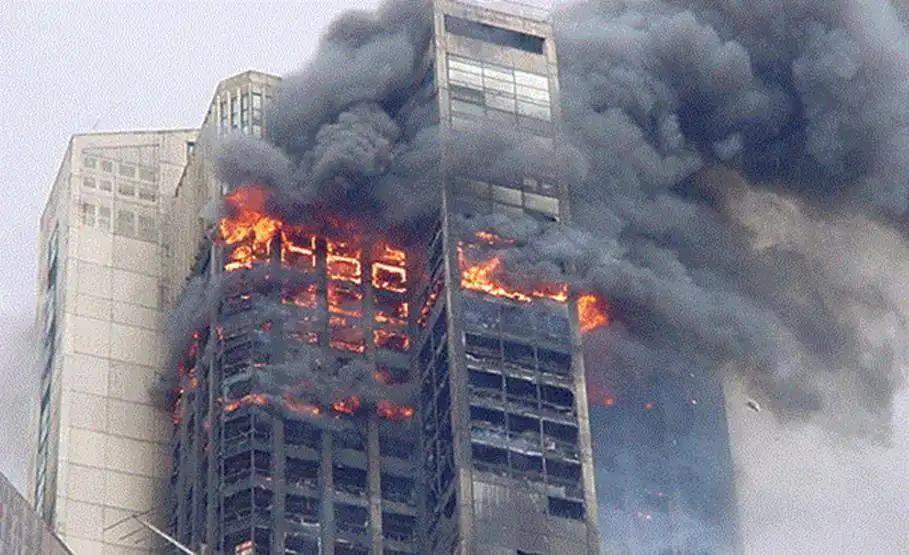 乌鲁木齐疫情下的火灾挑战，团结与坚韧的见证