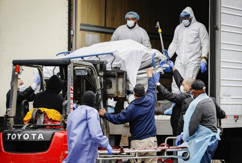 纽约街头悲愤一幕，民众抬棺抗议，裹尸袋中的无声呐喊