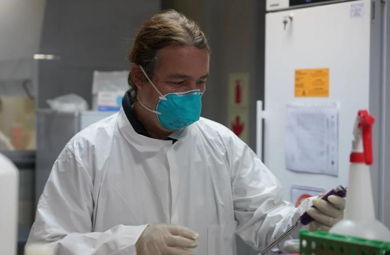 病毒不断变异，戴口罩还能防住吗？附科学图解）