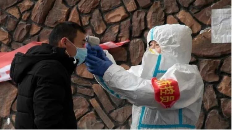 持核酸证明返乡，非常时期的温情与担当