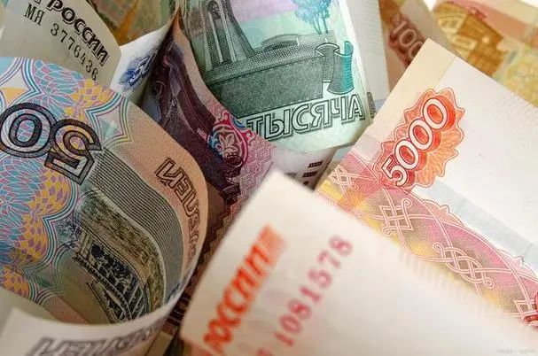 卢布贬值，一场货币的自由落体之旅