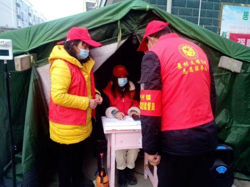 挑战防疫底线必受严惩！警方通报男子闯卡殴打志愿者事件