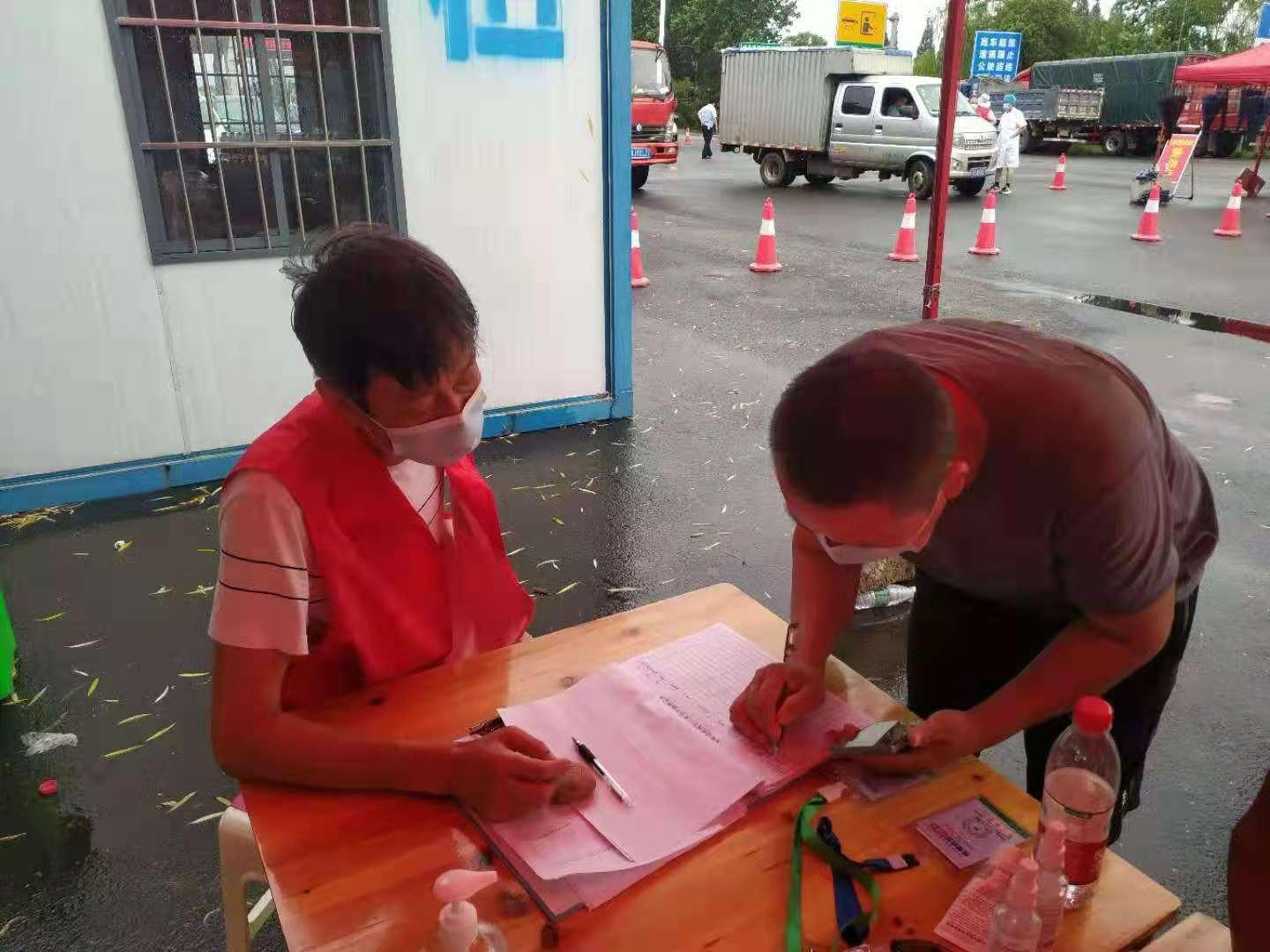 挑战防疫底线必受严惩！警方通报男子闯卡殴打志愿者事件