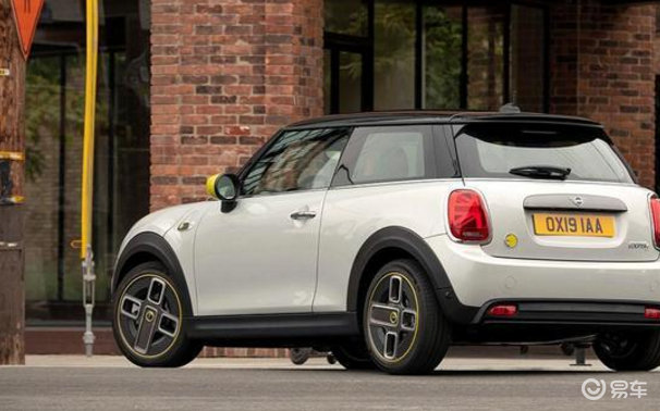 当经典邂逅未来，宝马MINI COOPER新能源，重塑都市出行新美学