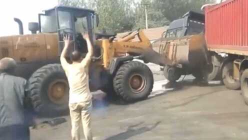 元氏县铲车冲撞事件，安全生产警钟长鸣