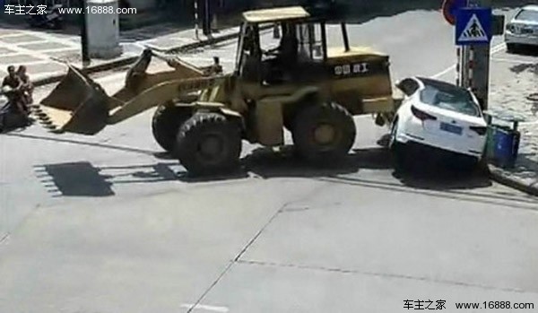 元氏县铲车冲撞事件，安全生产警钟长鸣