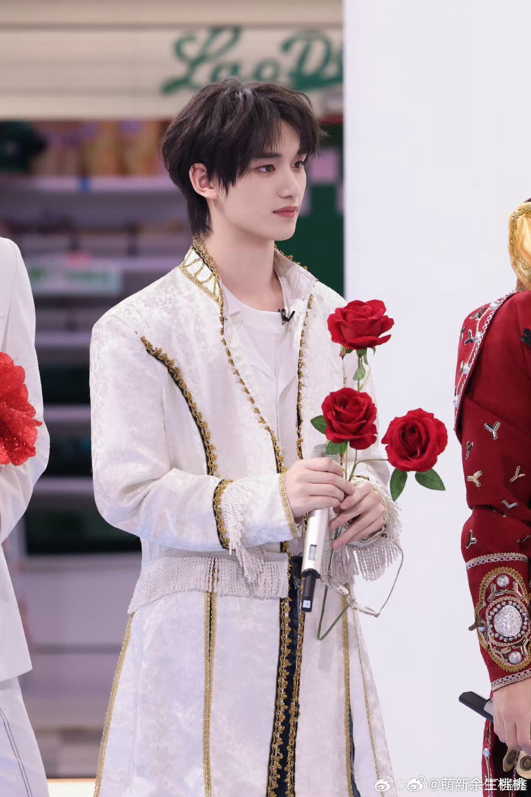 丁程鑫的春晚征程，从新星绽放至舞台常青