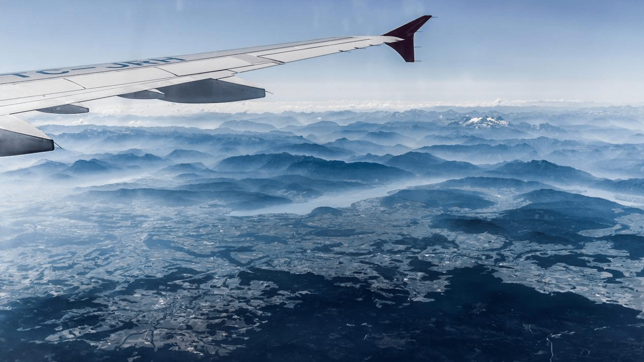 浙江上空飞机，云端之上的科技与人文交响